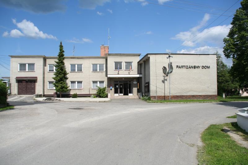 Obecný úrad a Partizánsky dom (11.6.2006)Autor: Peter Čavojský