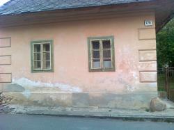 architektonické zdobenie po bokoch domov